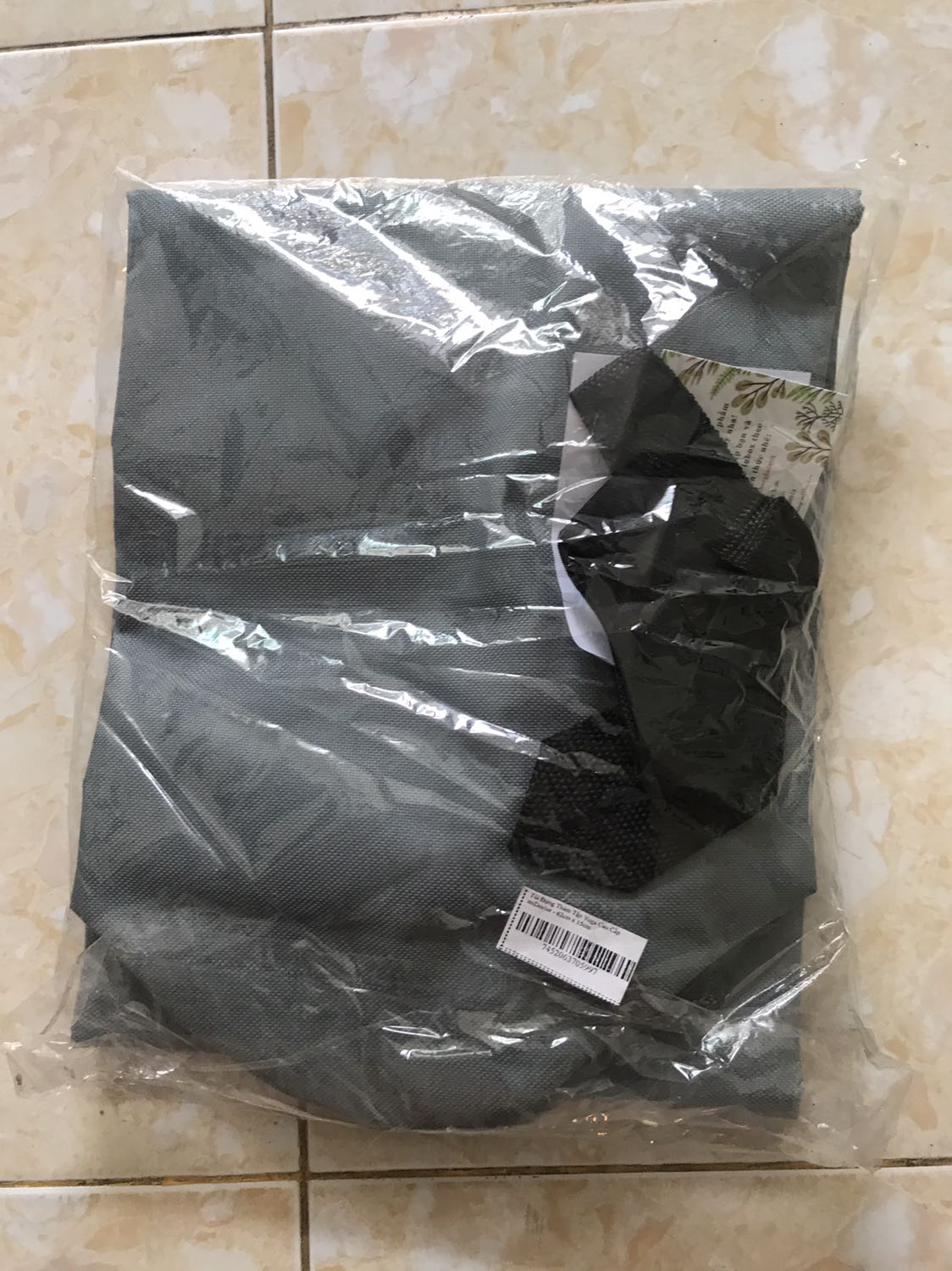 Sản phẩm được khuyến mãi mua với giá 75k, nhìn chung sản phẩm tương xứng với giá tiền, không thể gọi mua hàng tốt với giá khuyến mãi. Dây kéo mượt, chất vải bình thường, bên trong bị dập gãy nhiều (như hình). Miếng đệm trên dây đeo chỉ để làm kiểu vì mỏng nên không thể hỗ trợ chống mỏi gì. Giao hàng lâu, hộp méo mó. Sản phẩm được dán niêm phong trên bao bì & đính kèm theo bưu thiếp cảm ơn khá lịch sự.