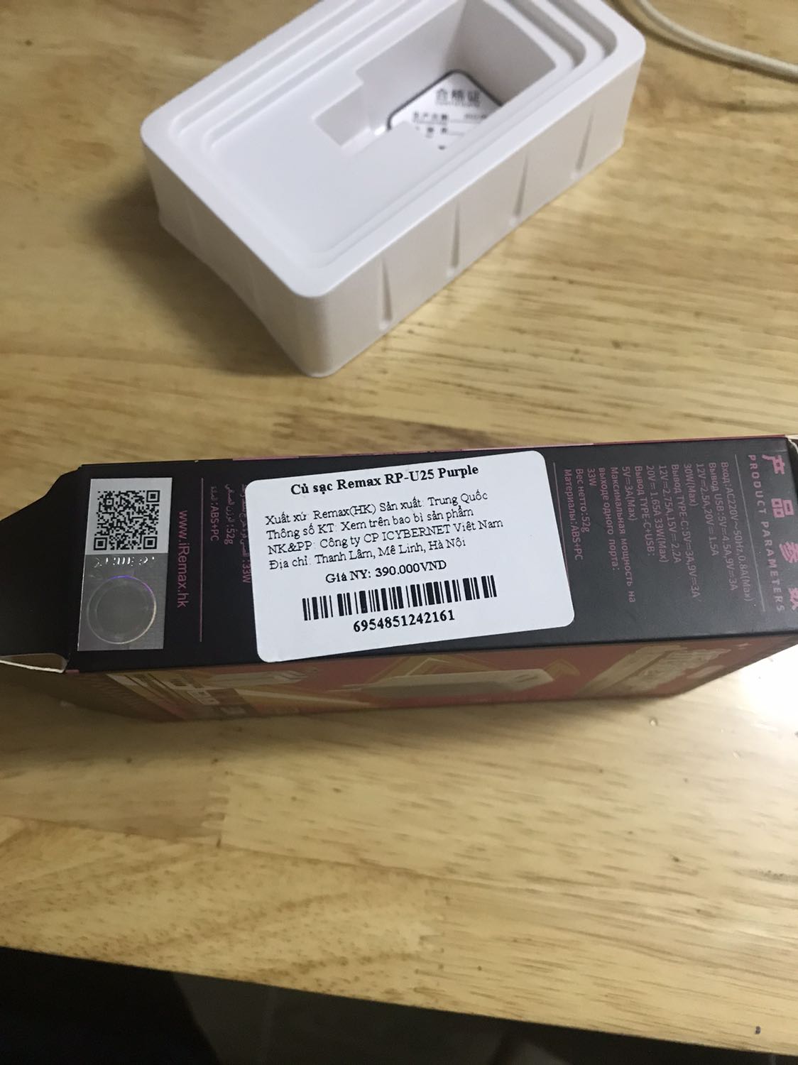 Tiki vẫn giao nhanh
Hơi thất vọng, hàng nội địa TQ, ko phải bản thương mại
Sạc cũng khá nhanh, ip7 vừa xài vừa sạc 25p~ 40%
Màu sắc thì hơi nhạt, nên mua màu trắng hoặc đen
Độ bền chờ time text tip