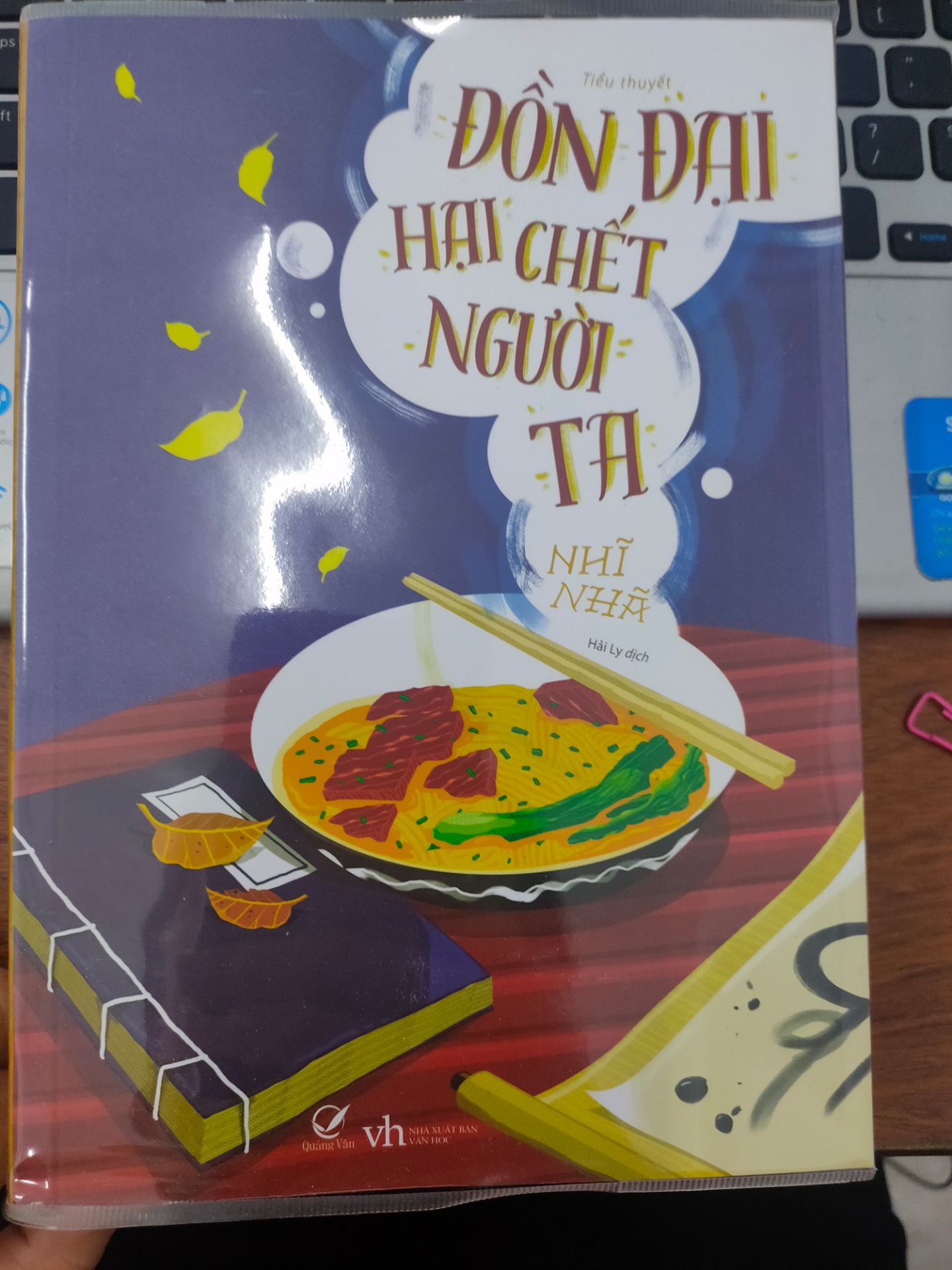Sách in giấy chất lượng, mực đẹp, bọc sách cẩn thận.