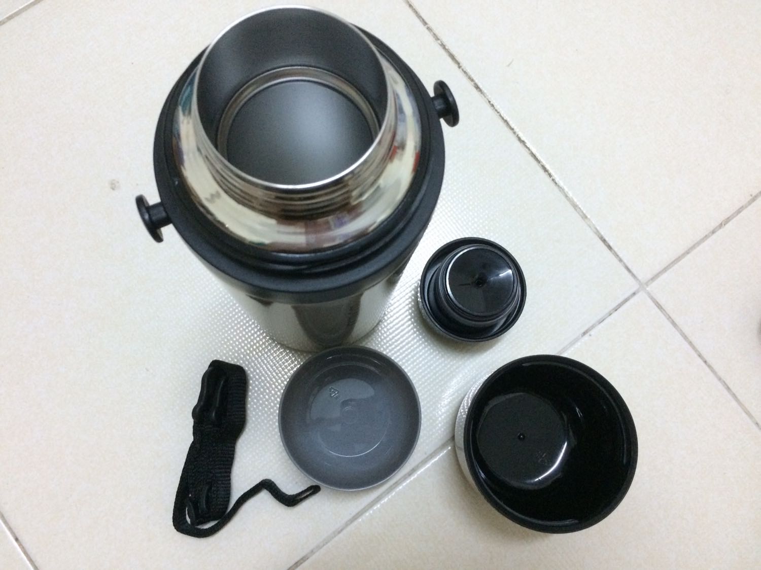 Hàng xịn sò nha mn ơi: bình to gần cả lít ^^, chắc tay, có nắp rót nước uống, có quai xách, giữ nhiệt đc gần như cả ngày luôn nha mn ơi. Hàng của Tiki không làm em thất vọng nha mn ơi! Tiền nào của đó thôi ạ! Chúc Tiki ngày càng phát triển ạ!