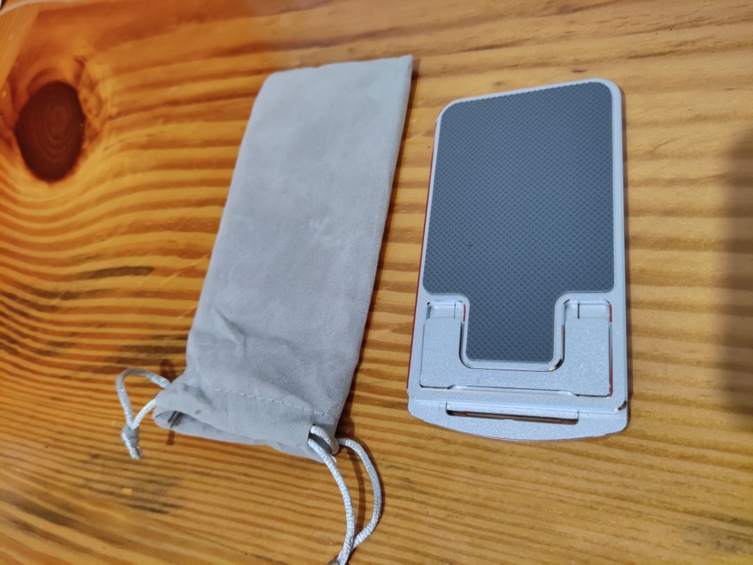 Hộp thì chỉ toàn 1 màu đen, không có chữ hay nhãn hiệu gì cả, rất khác với hàng của khách hàng khác. Sản phẩm thì không sắc sảo như hình quảng cáo hay của khách hàng khác luôn. Lại còn bị trầy trụa nữa chứ. Cảm thấy giá trị sản phẩm rất không đúng với số tiền bỏ ra