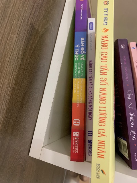 Bìa sách keo dính đen bẩn nhìn như đồ cũ ấy