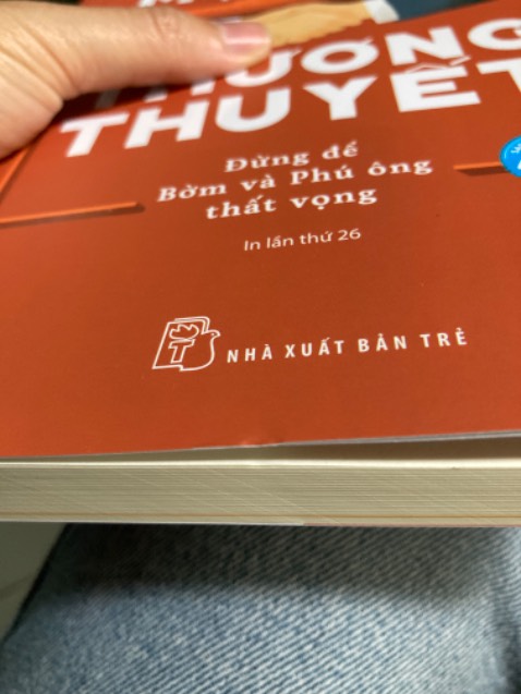 Tiki đã thay đổi hình thức đóng gói từ hộp giấy sang túi chống sốc. Cá nhân mình thấy ko phù hợp với đơn hàng sách lắm. Sách mình nhận về bị gãy góc bìa như hình. Hình như mấy đơn gần đây mình mua Tiki sách không thì không có đơn nào mà không có vấn đề về sản phẩm.