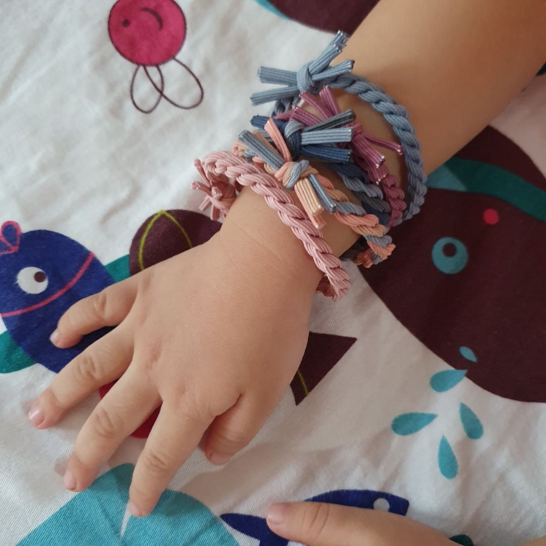 Màu nhạt hơn hình chút..Thun cứng ko co giãn nhiều, và ko phù hợp tóc mình. Buộc 2 vòng thì rộng, 3 vòng thì chật ???