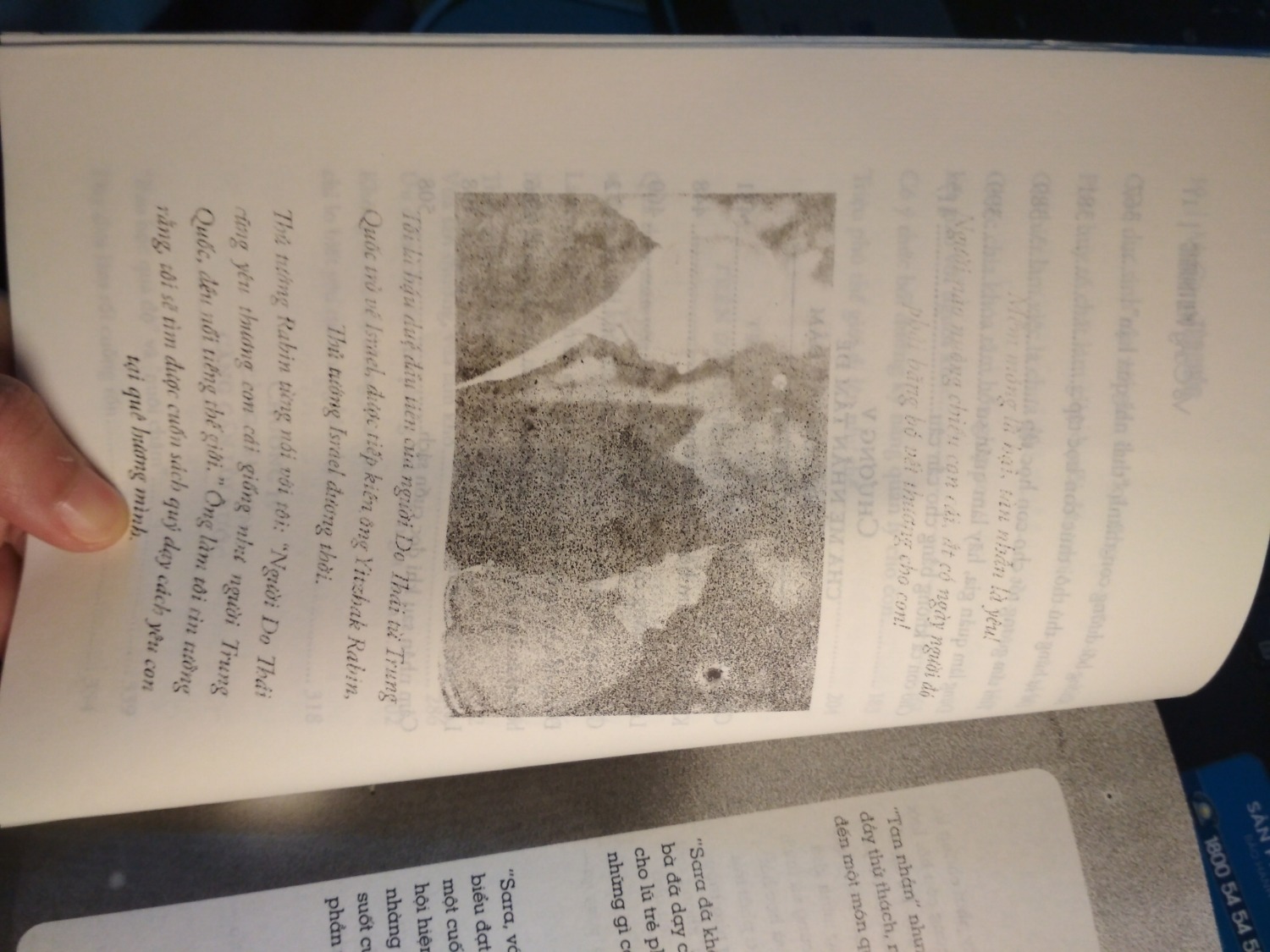chất lượng giấy quá tồi tệ, chữ in nhòe, mờ và không rõ gì cả, thật là lần đầu tiên thấy bức xúc với tiki về chất lượng sản phẩm như thế. 1 trang thì không nói làm gì, rất nhiều trang lỗi