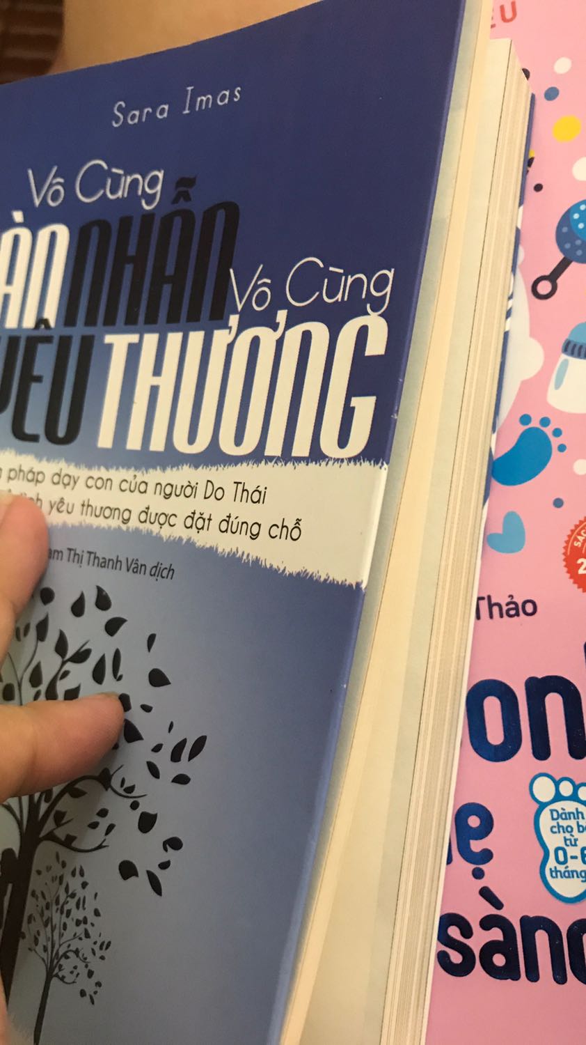 Mình mới đọc tầm gần trăm trang đầu thì thấy là trong tầm 70 trang đầu tác giả chỉ nói đi nói lại vấn đề là pp nuôi con của tq có hạn chế là cha mẹ nuông chiều con quá bao bọc quá mức và pp nuôi con của cha mẹ Do Thái thì ngược lại nên khiến mình cảm thấy hơi nản! Nhưng bù lại thì càng về sau đó tác giả nói về nhiều thứ nữa khiến mình muốn đọc tiếp!!
Điểm cộng là tiki giao hàng rất nhanh, mình ở ngoại thành mà 1 ngày sau đã giao rồi ah!! Cảm ơn tikiii