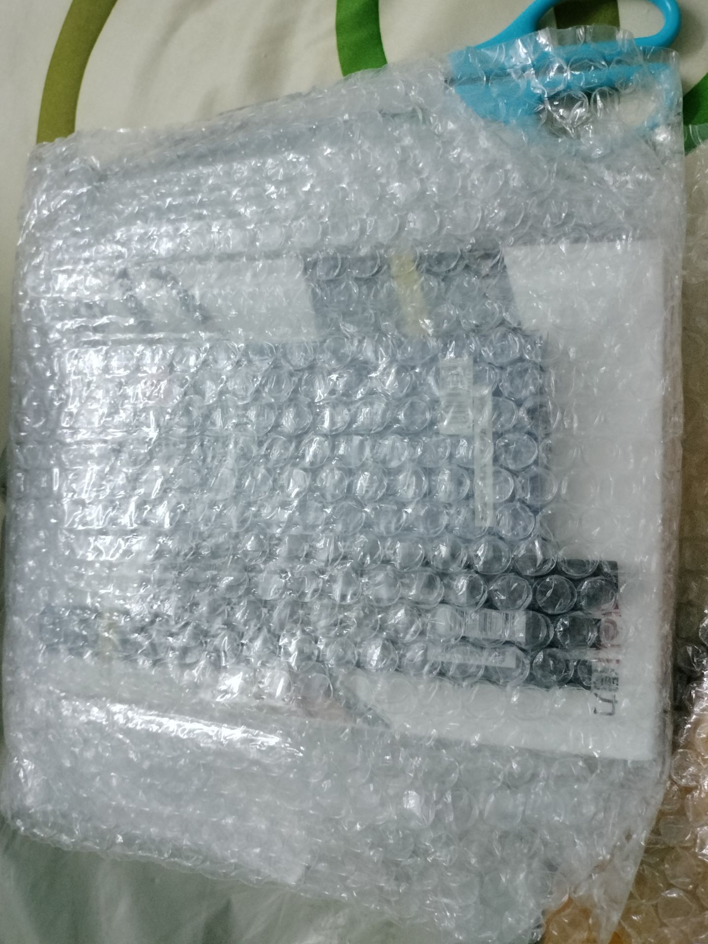 Lỡ quẹt tay xoá mất cái bình luận tâm huyết, tức ói máu nha Tiki. Sản phẩm có những món gì đều đã được liệt kê rõ ở phần thông tin sản phẩm và hình của nhà cung cấp và mình hài lòng vì nhận được đúng sản phẩm đã mua. Về phần bút chì: ở trạng thái "nguyên vẹn" chỉ chờ người mua gọt theo ý thích, số lượng 4b và 2b chiếm số cao và không có 7b nhưng mình không bận tâm lắm vì đó là 2 loại mình sẽ dùng nhiều nhất :-) ngoài ra còn có 3 cây bút chì than mình đoán là từ nhạt đếm đậm hoặc độ dày của đường nét. Gôm có 2 loại là gôm trắng ngà cứng thường thấy và gôm nhào nặn hình dạng theo chủ đích của người dùng. Thế đấy, mình rất hài lòng. Yêu Deli, hihi.