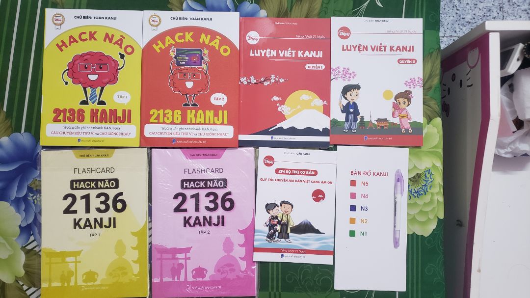 Một hộp gồm 8 món như hình, được tặng thêm cây bút. Lợi ích của bộ này với mình là một bộ tài liệu kanji chuẩn, đầu đủ cách viết, đọc, nghĩa,....599k nhưng 2 quyển Hack não 2136 Kanji được in màu bằng giấy bóng rất đẹp nên nhìn chung bộ này rất rẻ so với cả chất lượng và số lượng luôn, rất nên mua nhé mọi người!!!