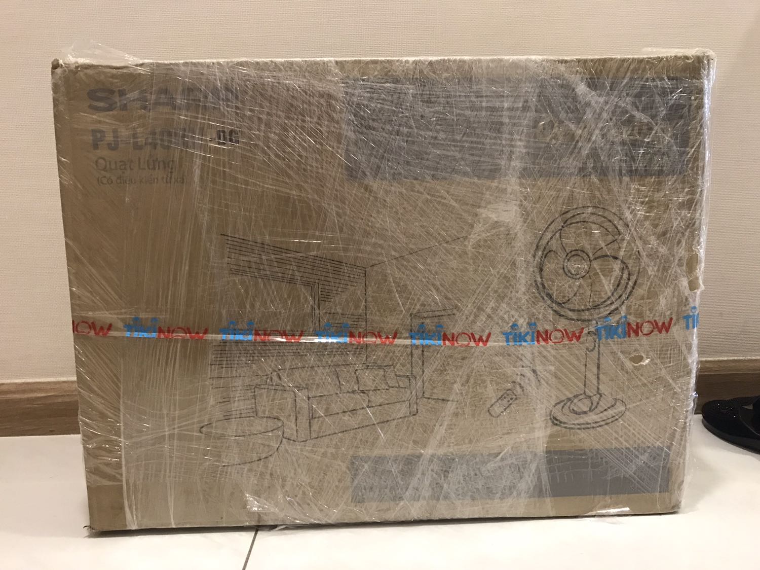 Tiki giao rất nhanh trong cùng ngày đặt mua hàng. Quạt xuất xưởng 11/2020 (nhà sản xuất chỉ bảo hành tối đa 18 tháng từ ngày sản xuất) được đóng gói tốt và đảm bảo chất lượng. Lắp dễ  theo hướng dẫn và thử vận hành bằng tay và remote đều chạy tốt các chế độ, êm và không rung kể cả tốc độ gió cao nhất. Đế quạt dù không có chân đế như quạt khác vẫn đảm bảo quạt ổn định trên bề mặt phẳng.