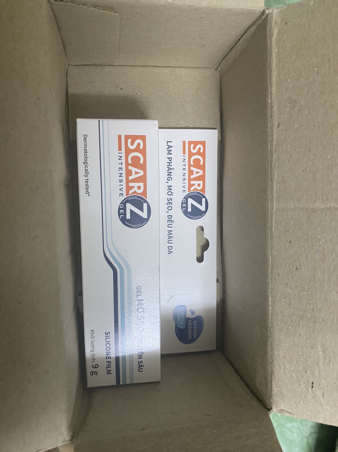 sẹo mổ thì nên mua nha! Sẹo mình là do mổ bướu cổ từ nhỏ, dài tầm 2 đốt tay, nó ko có dễ thấy nhưng nhìn kĩ thì kì. Sau một tuýp đầu thì sẹo nó từ từ mờ dần rồi, giờ thấy còn có một tí tầm nửa lóng tay à. Hết tuýp thứ hai này chắc là xong luôn. Nói chung tới giờ vẫn ko ngờ nó hiệu quả z