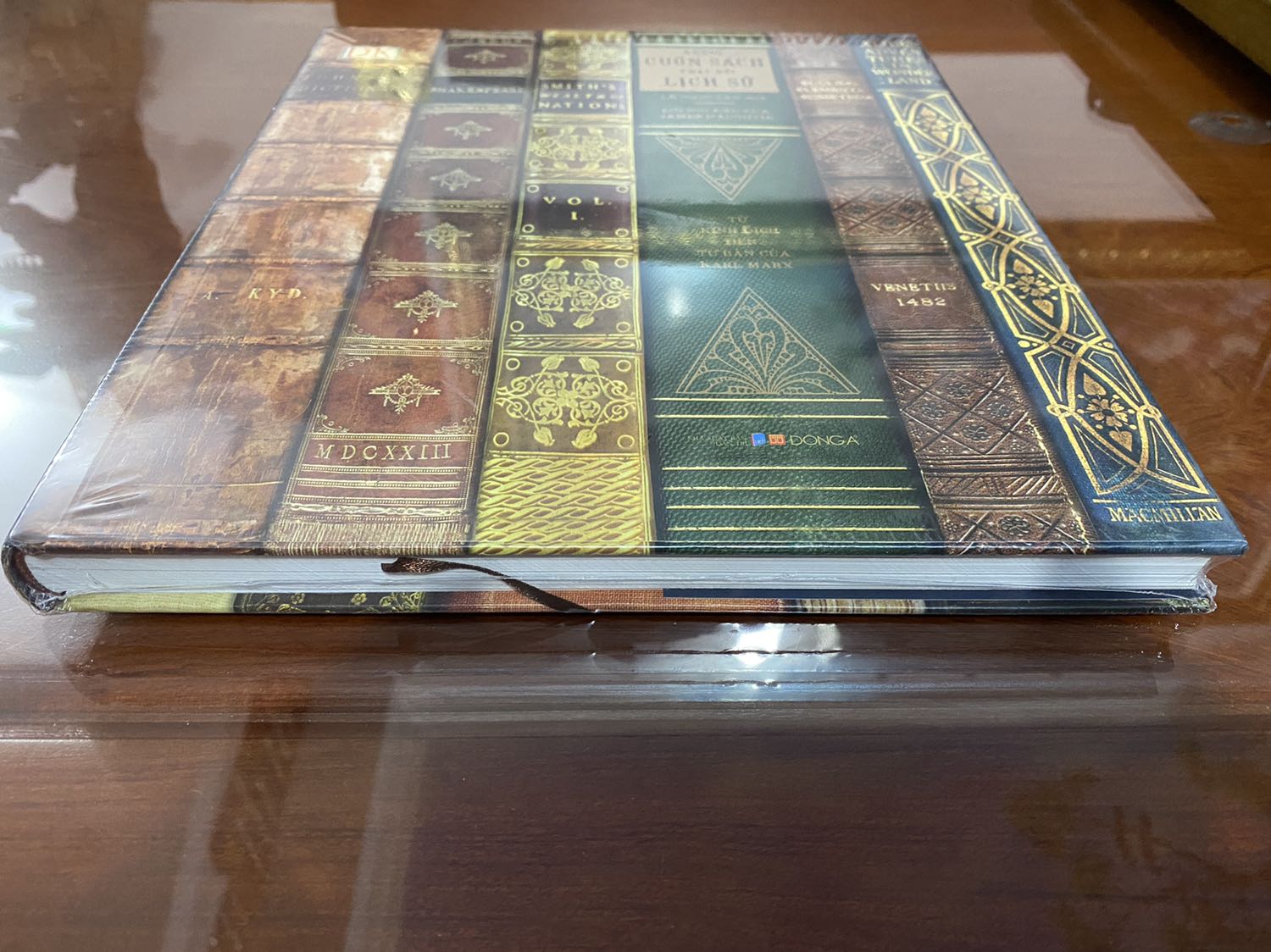 Sách rất rất đẹp ạ. Mới đầu mình lo sách bọc không cẩn thận sẽ bị méo mó nhưng quyển của mình được tiki giao trong tình trạng perfect luôn. Có điều sách to và nặng nên gáy sách hơi lỏng lẻo, mình nghĩ không giở nhẹ nhàng cẩn thận trang sách bị rời ra mất.