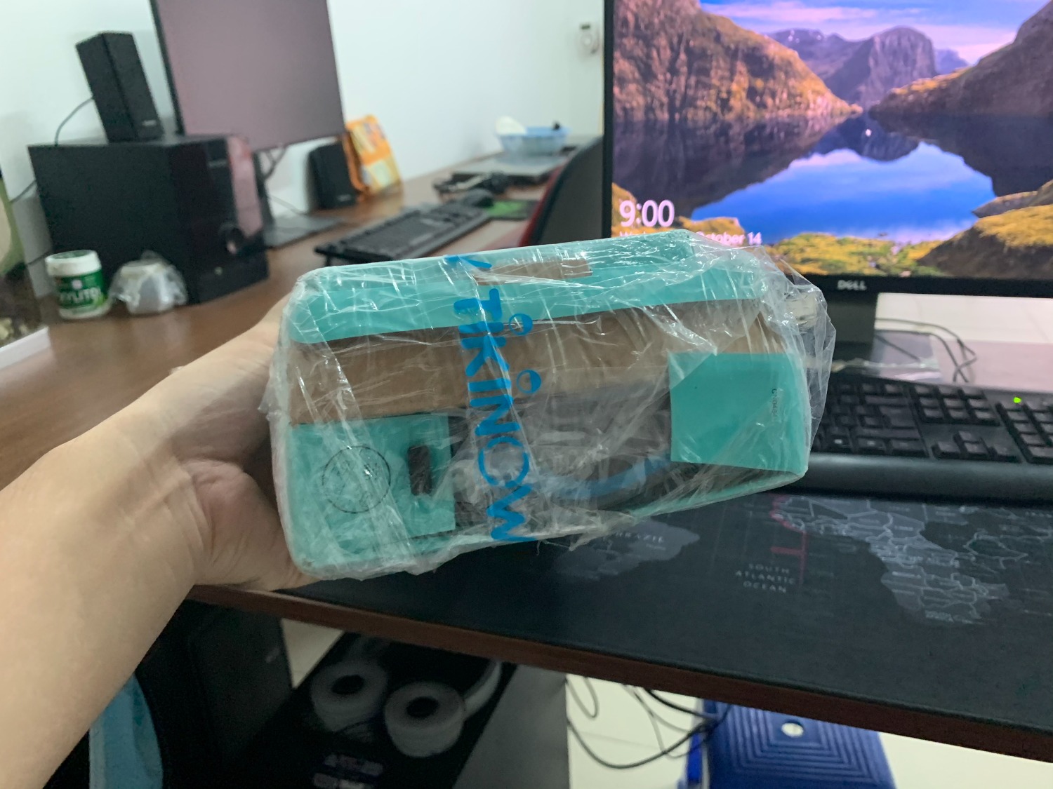 Đóng gói rất sơ sài, móp méo hết cả hộp. Hang điện tử mà không bọc chống sốc, có mỗi 1 lớp nilong mỏng. Chất lượng hoàn thiện sản phầm kém, không nghĩ Logitech mà chất lượng lại kém thế. Mình mua hàng của TIki nhiều nhưng mà thấy chất lượng càng ngày càng kém. Không hài lòng