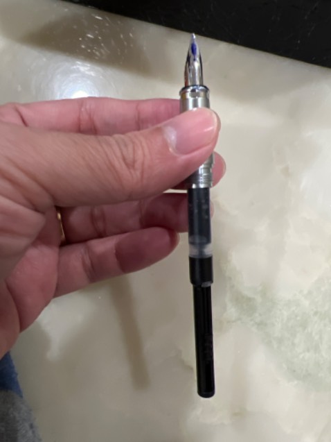 Mực ra đều, piston bơm rất chơn tru, lắp vừa luôn bút máy parker IM. Zoăng piston gạt mực rất sạch. Ưng cái bụng Mực ra đều, piston bơm rất chơn tru, lắp vừa luôn bút máy parker IM. Zoăng piston gạt mực rất sạch. Ưng cái bụng