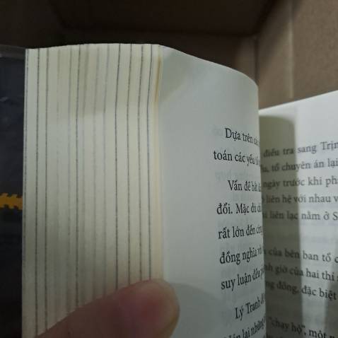 Mình chưa đọc nhưng thấy review ổn áp, gặp đợt sale  khá rẻ nên hốt em nó về luôn. Sách đẹp, có tặng kèm bookmark mỗi tội lúc bọc và gói làm nhăn gần hết tất cả các trang. Sách mới, in ấn rõ ràng và đẹp mắt. Shipper giao nhanh, đặt hôm nay ngày mai có rồi. Tất cả đều OK nên có thể tạm chấp nhận được việc sách bị nhăn.
