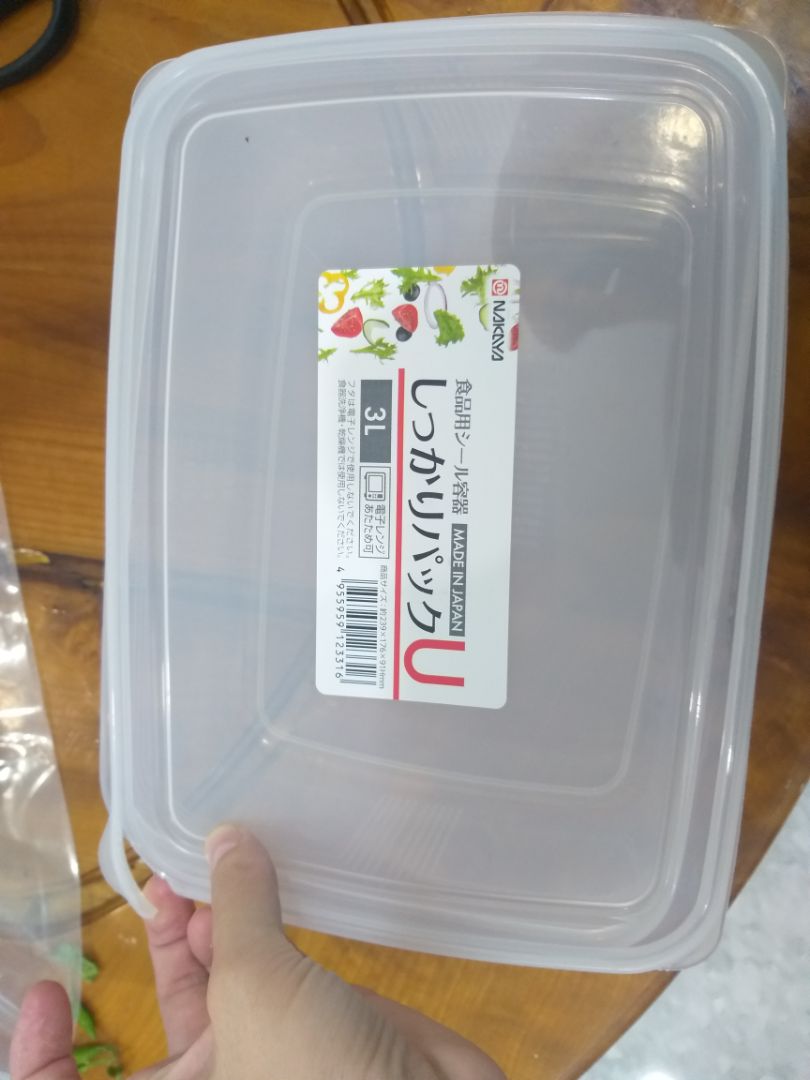 giao hàng quá chậm. đặt từ 9/9 mà đến 9/11 mới nhận được. hộp bị hư nắp, mua về cốt để đựng thực phẩm vì có nắp silicon mà thế nào thì sao dùng đc. chủ quan ko xem hàng nên vậy. ko bao giờ mua nữa