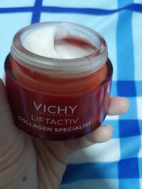 Ko biết phải hàng thật ko, thấy mùi sp hơi hắc và hộp hơi cũ. Cả quà tặng cũng cảm thấy cũ....