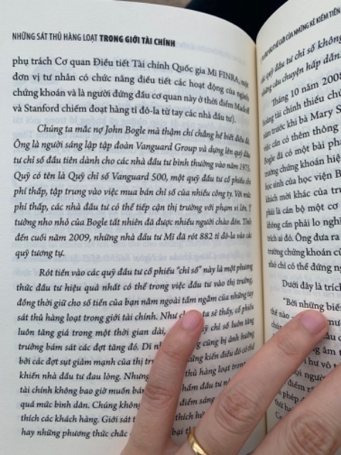 Sách chia sẻ nhiều sự kiện có thật, phân tích mổ xẻ để người đọc nhận ra được các mánh khoé của những kẻ *** đảo tài chính mình đọc thấy khá thú vị.
Tuy nhiên, không biết có phải do mình là người ngoại đạo hay không mà có vài cụm từ mình đọc bản dịch thấy chưa hiểu được ý, vài đoạn câu từ trúc trắc không xuôi lắm và khá nhiều phần có những câu từ bị lặp lại kiểu dịch theo từng câu từng chữ nên mình thấy nội dung bị bớt đi vài phần hấp dẫn so với những gì giới thiệu trong lời mở đầu.