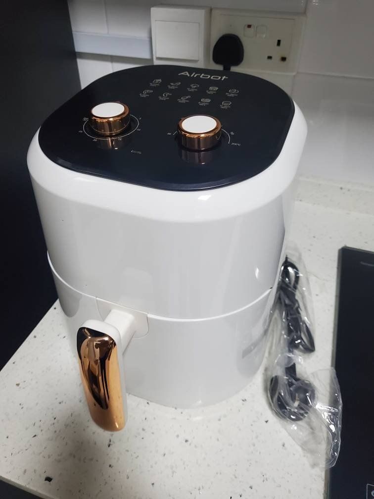 Nồi quá đẹp, xịn xò, làm thử mẻ khoai tây cho con ăn rất ok. Từ nay k phải ra hàng quán mua nữa rồi. Có kèm theo công thức các món rất tiện, đóng gói cẩn thận. Hàng chất lượng, sẽ ủng hộ dài dài