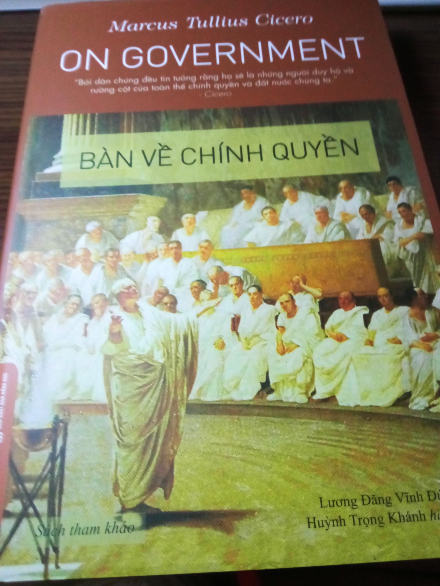 Sách còn mới tinh, bao bọc tốt nên không hề bị móp hay dập ở các góc và cạnh. Điểm trừ duy nhất là các góc của rất nhiều trang sách bị dính vào nhau, góc dưới cũng có, góc trên cũng có, chắc là do lỗi cắt.
