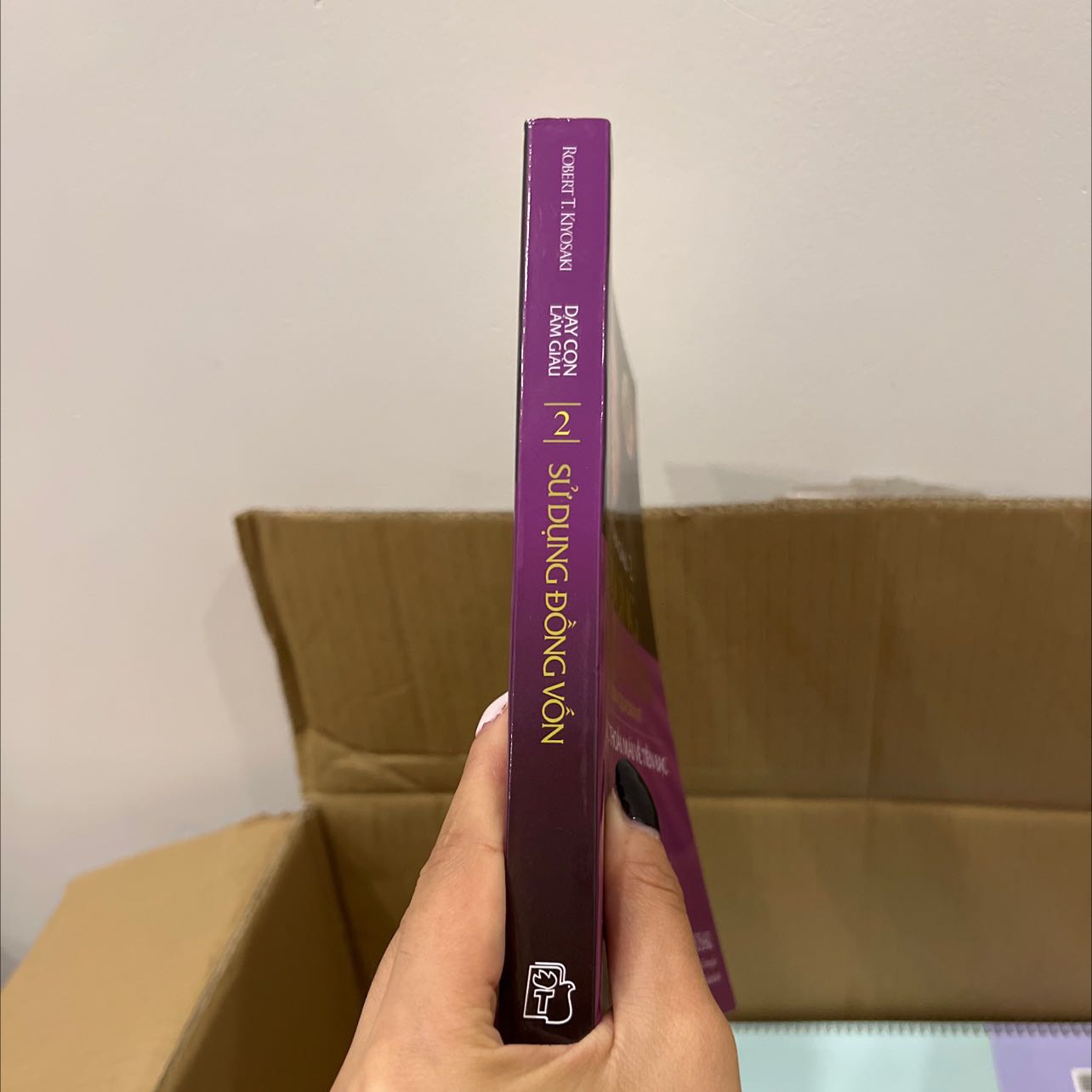 Giao hàng siêu nhanh, hỗ trợ xuất hoá đơn rất tiện. Có bị hư nhưng nhân viên hỗ trợ đổi vô cùng nhanh chóng và dễ chịu. Không có loa ở đây nên em chụp tạm hình sách cũng mua ở Tiki
