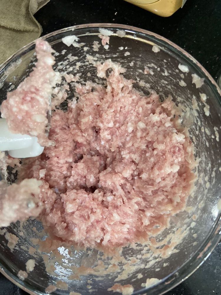 Giao hành nhanh, ở xa nhưng nhận hàng nguyên vẹn ko 1 vết xước. Cối thuỷ tinh rất dày chắc chắn, lưỡi dao được bọc lớp bảo vệ an toàn tránh bị đứt tay, xay khá là êm ko kêu è è như mấy cái máy trc m dùng