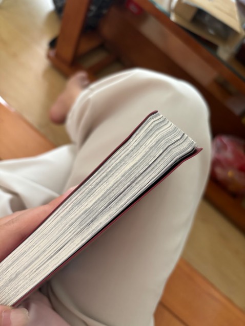 Sách cong vẹo như ảnh, chất lượng sản phẩm ko ok