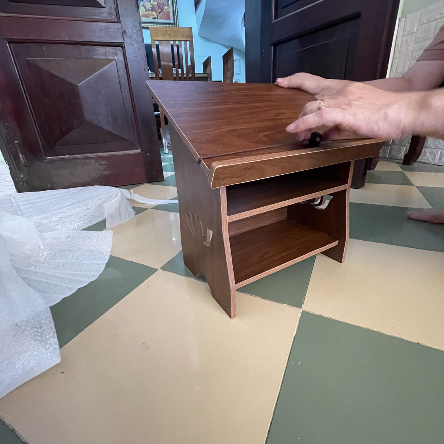 Mình rất ưng ý nhé. Shop bọc hàng rất là kỹ. Kệ đẹp, trang nhã lắm. Độ dốc cực thích hợp, ngồi đọc ko bị mỏi mắt. Gỗ đẹp, nhìn rất chắc chắn. Mình rất ưng ý nhé. Shop bọc hàng rất là kỹ. Kệ đẹp, trang nhã lắm. Độ dốc cực thích hợp, ngồi đọc ko bị mỏi mắt. Gỗ đẹp, nhìn rất chắc chắn.