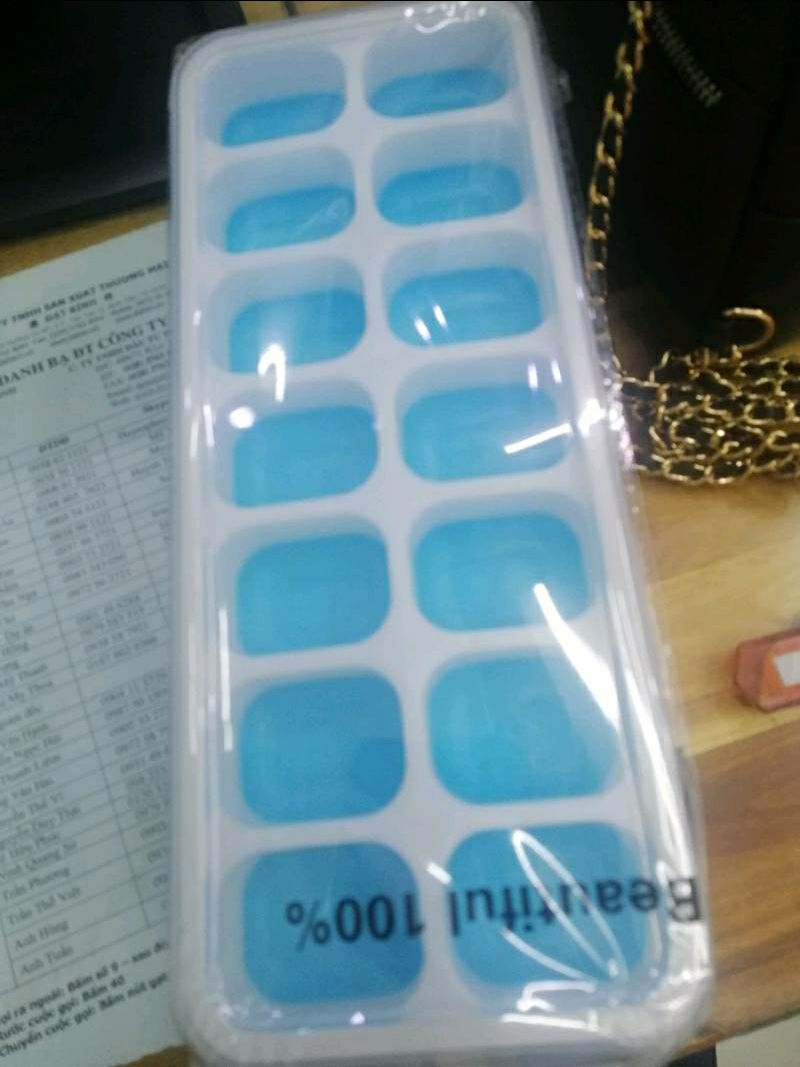 Khay đá ok.nha mn. Khay bằng mũ nhưng *** khay bằng silicon đẩy nhẹ cái là ra đá. Thời gian đông mình ko nhắm. Vì tối mình vô nước là sáng đặc hết nên ko biết chính xác. Nhưng hàng ok 👌