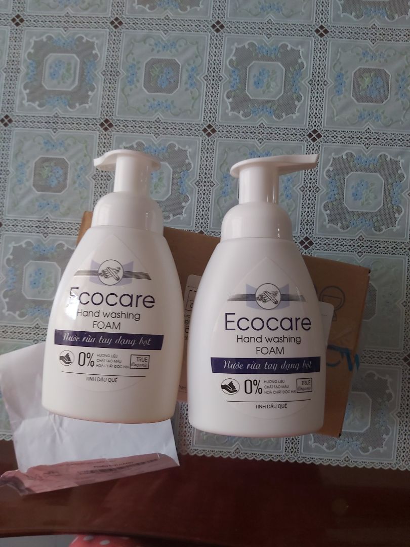 Đầu tiên là giao hàng khá là nhanh.Cái thứ hai, sản phẩm đc gói cẩn thận, kĩ lưỡng. Thứ ba, giá thành ổn vừa túi tiền. Cuối cùng, hàng chất lượng, rửa tay sạch, ko còn dơ, mùi hương rất thơm. Ko uổng công mình tin tưởng Tiki. Tuyệt!