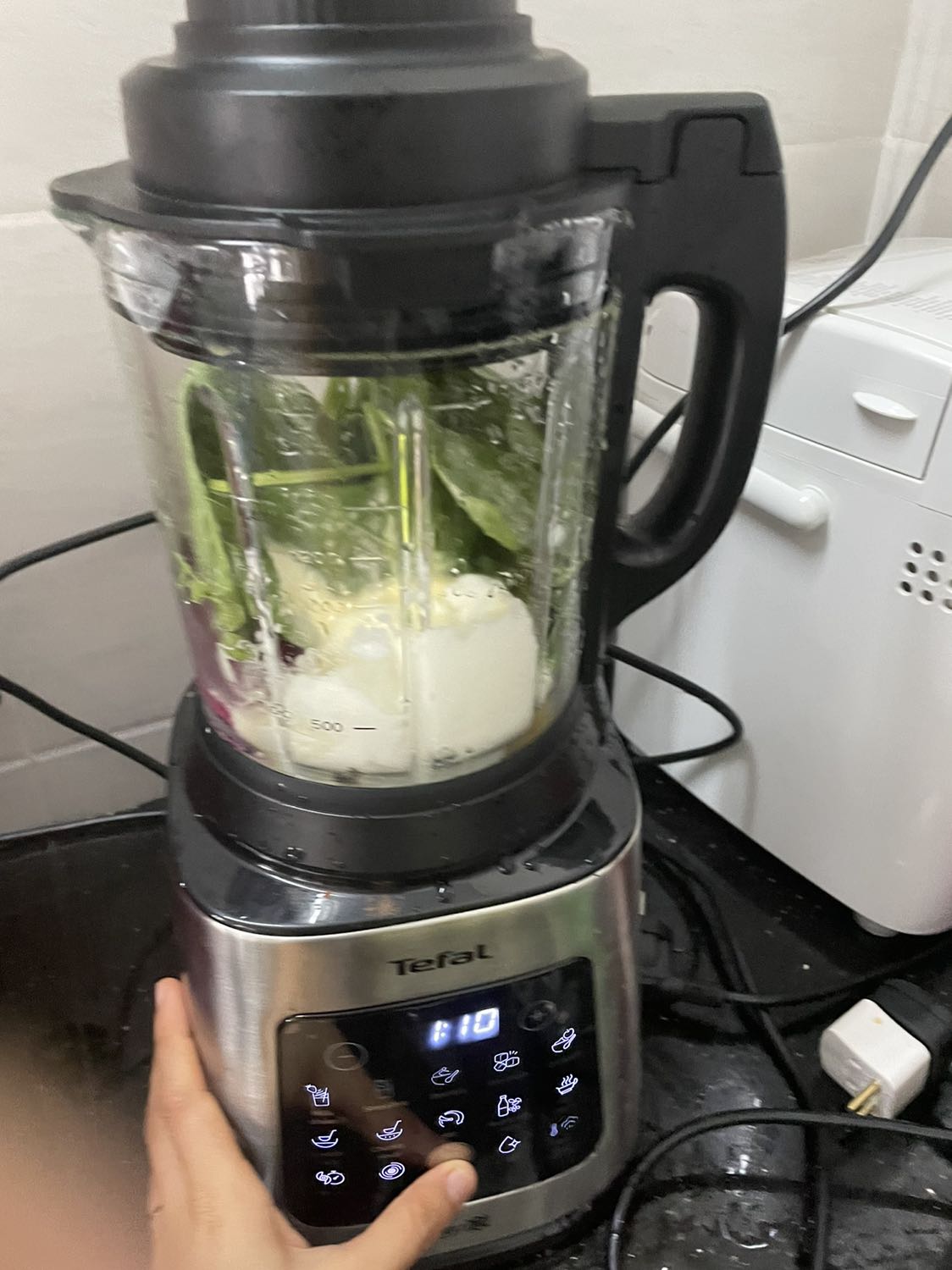 Mua máy này khi chưa có lượt mua đánh giá gì hết; nhưng thấy loại này có thể lấy lưỡi dao ra làm vệ sinh cung như áp mgg còn 3tr ngang ngữa mới máy đời cũ hơn nên mình mua luôn loại này. Thật sự mua về không hối hận í;
- máy này ưu điểm vượt trội nhất hẳn là lấy được dao ra làm vệ sinh í; máy có chế độ clean nhưng các kẽ không sạch bằng lấy ra cọ
- Máy nhiều chức năng; nấu sữa hạt, sinh tố , nấu súp và cả hấp; nhà nào có em bé có máy này tiện lắm
- Máy xay công suất lớn; làm sữa hạt xay nhuyễn mịn lọc không thấy bã luôn; t có máy cũ thì máy này độ ồn ít hơn nhiều, phù hợp với các gia đình ở chung cư nhé
- Công suất mạnh nên xay rất nhanh, chưa đầy 1phut là xong, các máy đời cũ phải xay 2-3 lần 
Tuy nhiên máy cũng có 1 số nhược điêm:
- máy mới nên chưa có công thức kèm theo; phải lên mạng mò r áp cho máy
- lúc clean hơi ồn
- nắp và giỏ hấp bằng nhựa, nếu thay bằng chất liệu khác thì tốt hơn
nói chung với tầm giá này thì đây là 1 máy đáng mua nhé mn; t có 1 máy hàng VN mua giá bằng mà thua từ công suất đến mẫu mã
Túm lại: nên mua nhé