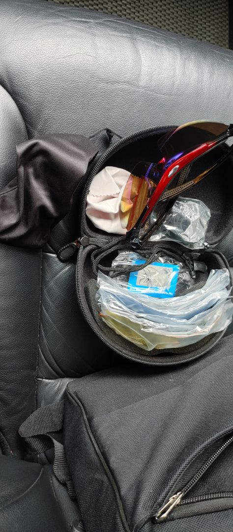 một cơn mưa phụ kiện!!! mắt kính đeo khá thoải mái, dễ chịu. gọng làm chưa được sắc nét cho lắm, vẫn có nhưng ba via trông hơi nhôm nhựa một chút nhưng làm sao có thể đòi hỏi ở một mức giá như thế này được. Hợp lý!