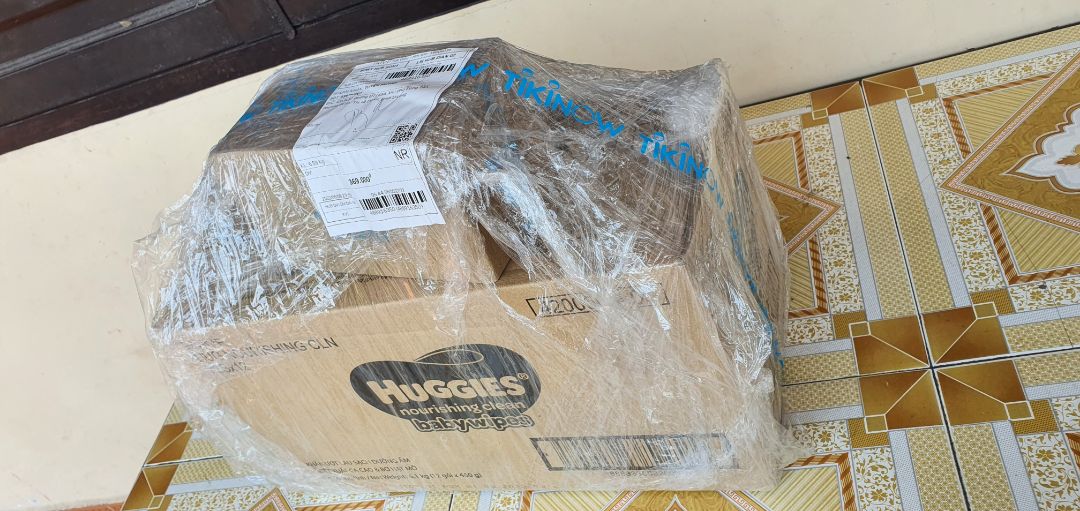 Đóng gói hơi sơ sài nhưng ko sao. Hàng giao đến nguyên vẹn. ổn. 
Quà tặng kèm ok, hịn, ko phải đồ cũ thanh lý này nọ.