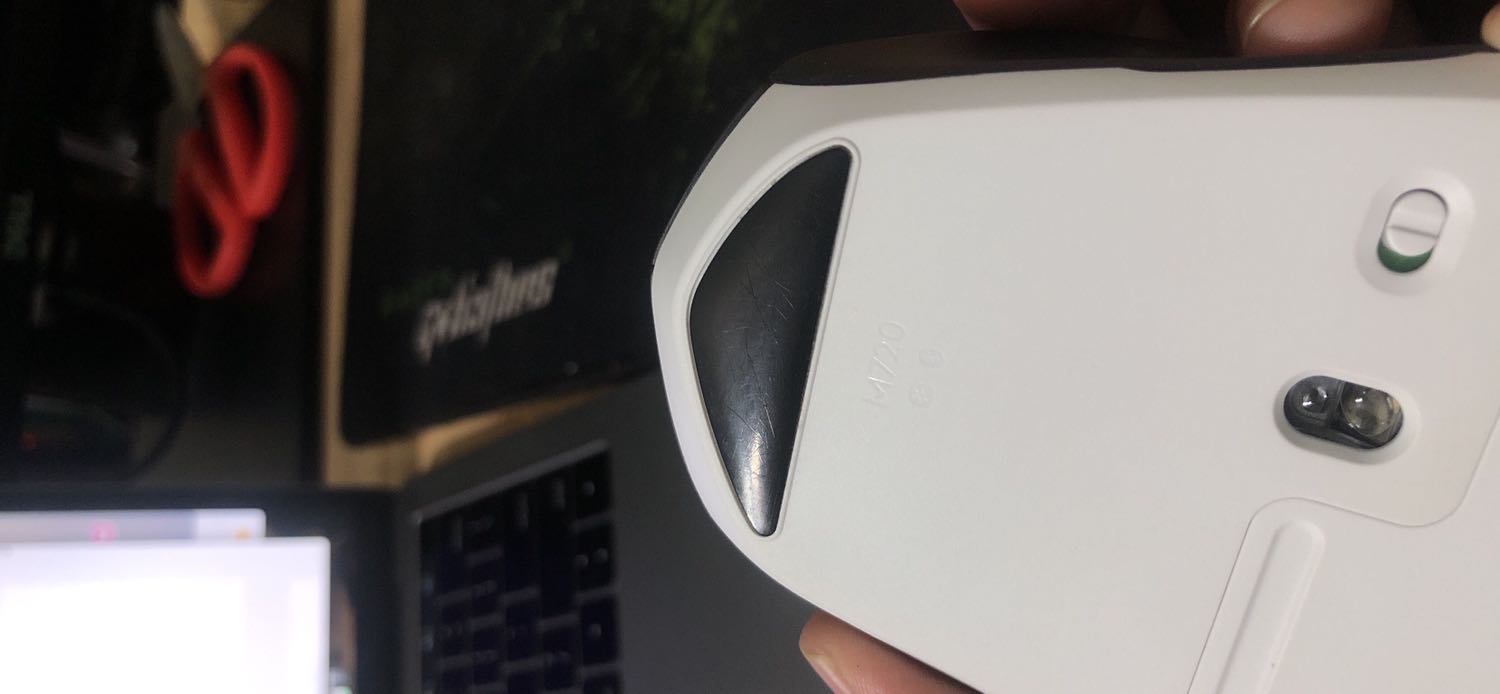 Có dấu hiệu của sử dụng rồi. Đồng ý tháo seal để dán tem bảo hành. Nhưng đã qua sử dụng. Mặc dù kết nối ổn định. Nhưng thất vọng về việc k phải hàng mới. Từ nay sẽ ko mua chuột ở đây nữa. Lần đầu tiên mua hàng dính hàng cũ. :). Muốn đánh giá từ ngày nhận chuột. Nhưng vô chưa xác nhận giao hàng. :(