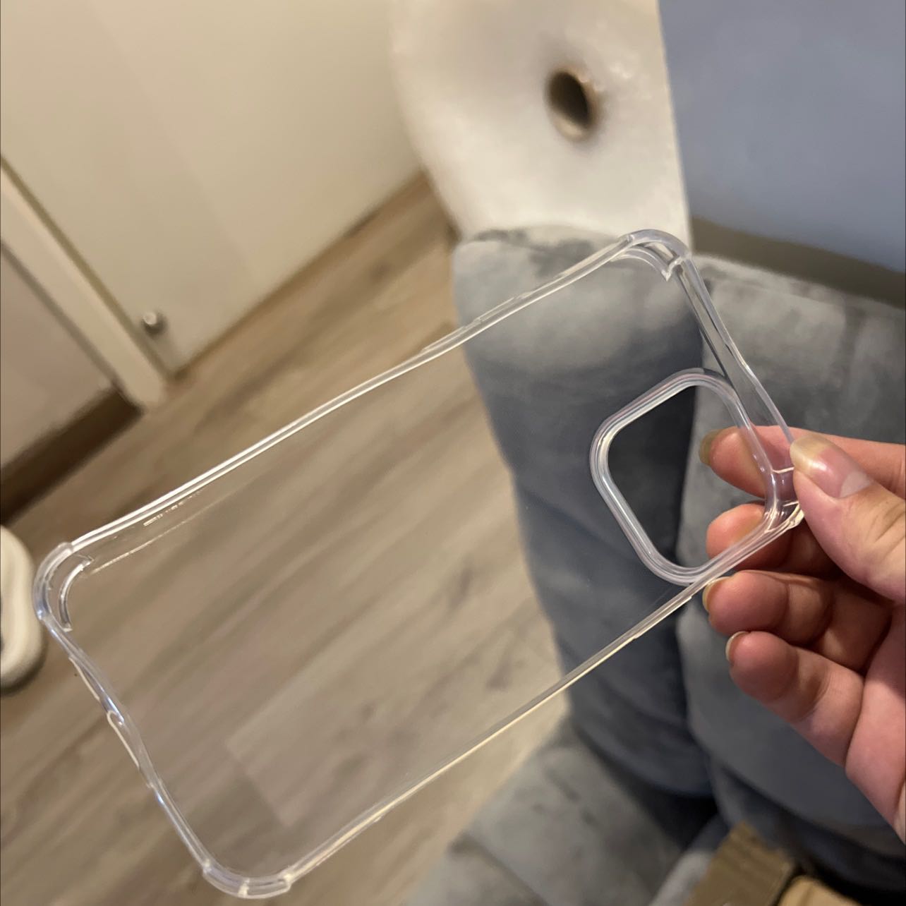 Ốp vào điện thoại bị hở 2 viền ra không ôm vào điện thoại được :(