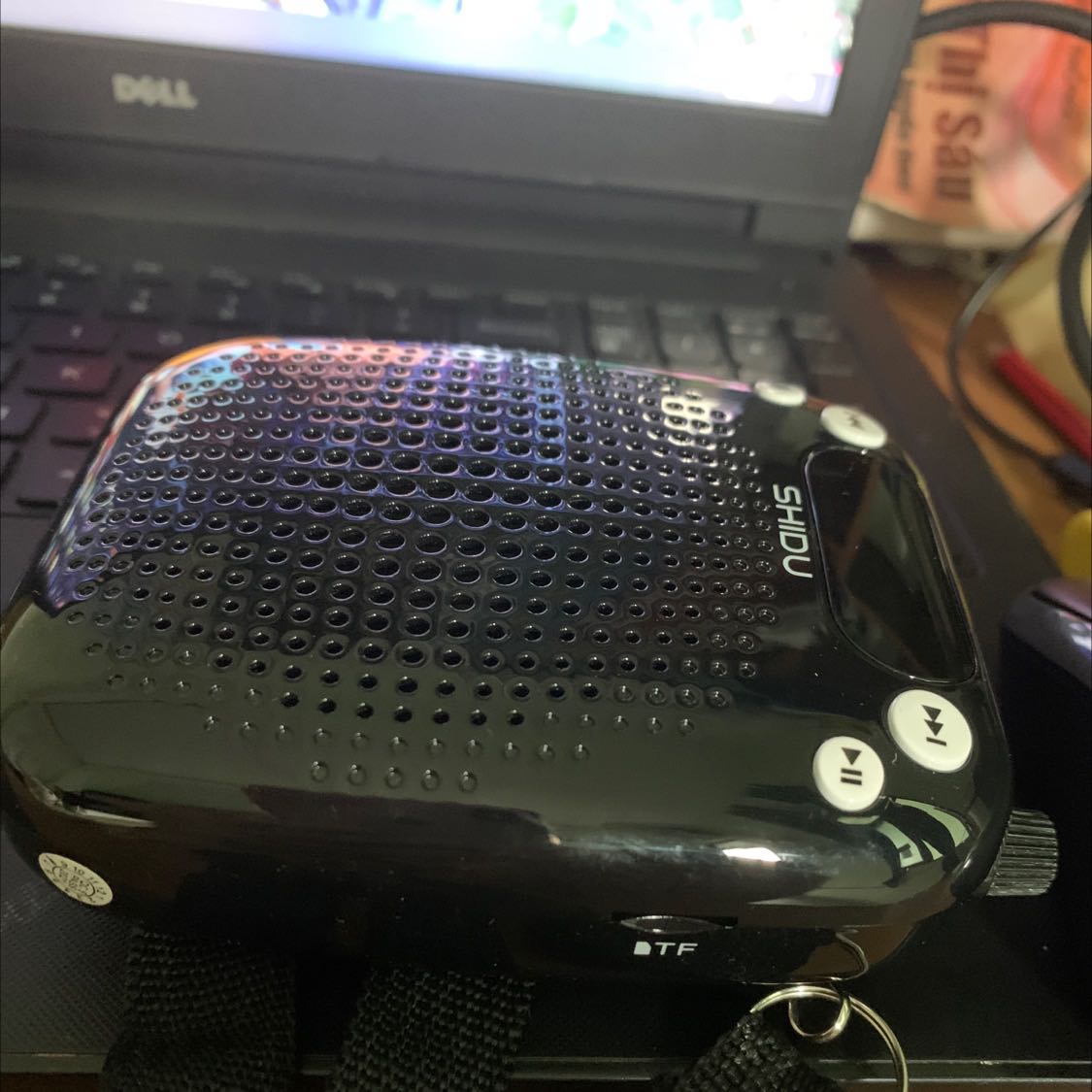 Máy dùng tốt nhưng mic nhanh hết pin. Mic dùng 1 buổi xong phải sạc. Loa dùng được 2 buổi