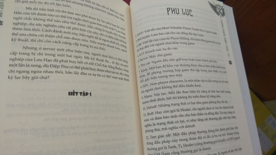 Sách đẹp, có bìa rời. Giấy bên trong hơi mỏng tẹo nhưng không đến nỗi nào. Sách khổ bự và dày lắm nhé, tầm 600 trang, bảo sao 180k =))) 

Sách đến chương 120, tức là tầm 15 cuốn là đủ bộ truyện. Hình thức trình bày đẹp, dịch mình mới đọc sơ thì thấy okay, không quá cứng ngắc, có thấy ghi *** là "định mệnh", chưa gặp lão Nguỵ nên không biết có "đù má mày Diệp Thu" không :v
