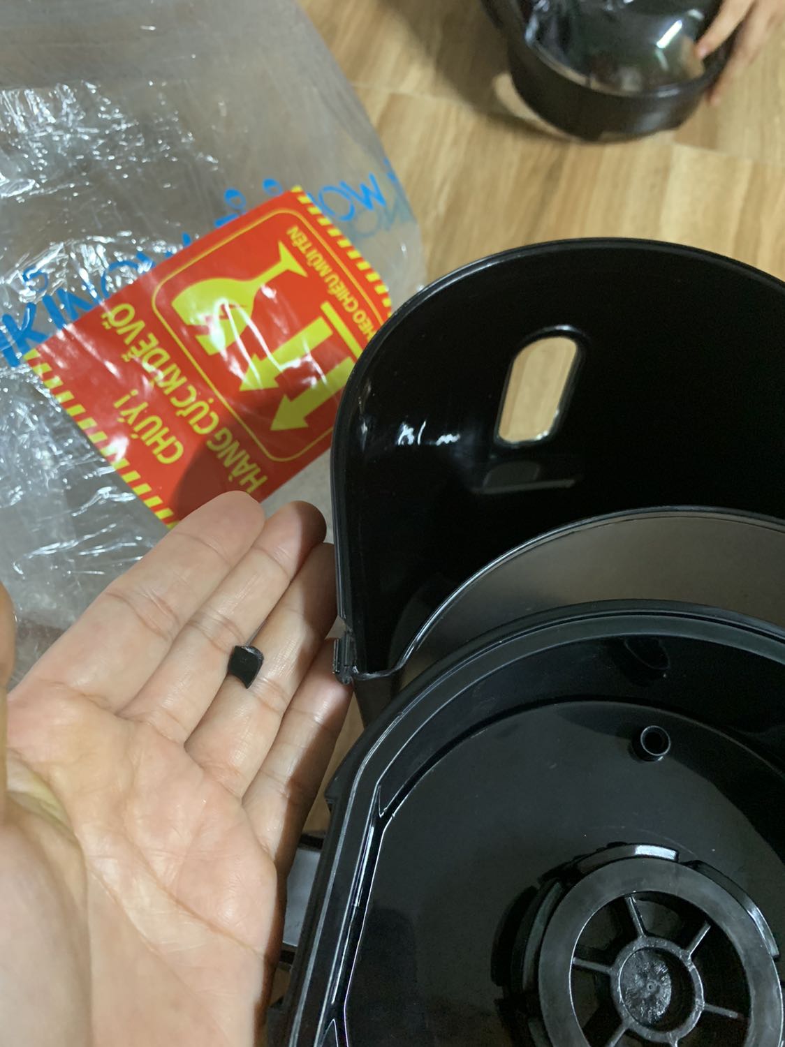 vừa khui hang ra đã bể rôi, may ep công suât cao nên ồn, và ep củng ko het , phần xác vẫn lợn cợn những miếng to chưa đuoc ep đã quăng thải ra, phần nhựa ko dẽo , có vẽ giòn , nên vân chuyên đên tay khui ra đa vỡ 1 vai miêng vụn