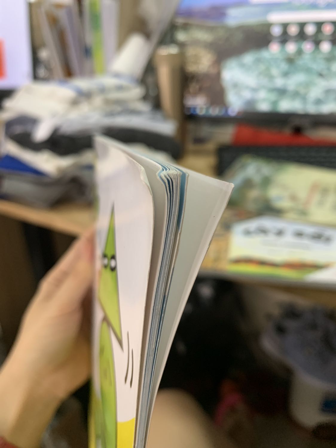 Mình nhận dc sách nhưng sách đã bị dơ, quăn mép như sách cũ. Giải quyết cho mình như thế nào