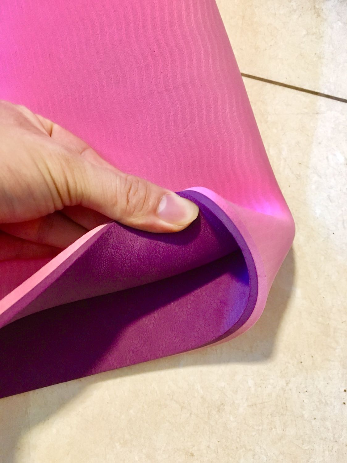 Bận quá hnay mới review thảm đc 
Mua là do bà bạn tập yoga cùng giới thiệu mới biết ý chứ 
Thảm màu sắc bắt mắt, mở ra thấy thẻ chính hãng midoctor và phiếu cảm ơn là thấy ưng ý phết rồi 
Chất liệu mềm mại, gấp quận k bị nhăn gì cả còn có cả túi với dây buộc tiện phết. May đặt 2 cái mai mang tặng mẹ chồng cái lấy lòng :))  mn à
Thaks chị bạn và tiki đã giúp mình biết đến và sử dụng thảm này