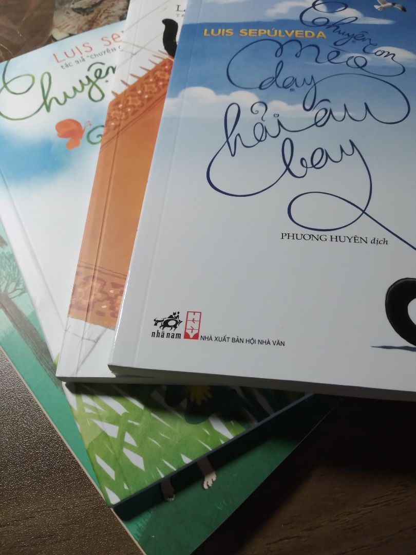 quyển này mình mua lúc hội sách dọn kho nên được giảm một chút, nội dung thì khỏi phải bàn. điểm trừ duy nhất là cách đóng gói của tiki, hộp hàng của mình còn thủng một lỗ như chuột gặm cơ =))) nhưng may cái là sách bọc seal nên không quá ảnh hưởng, sách cũng không móp méo nhiều.