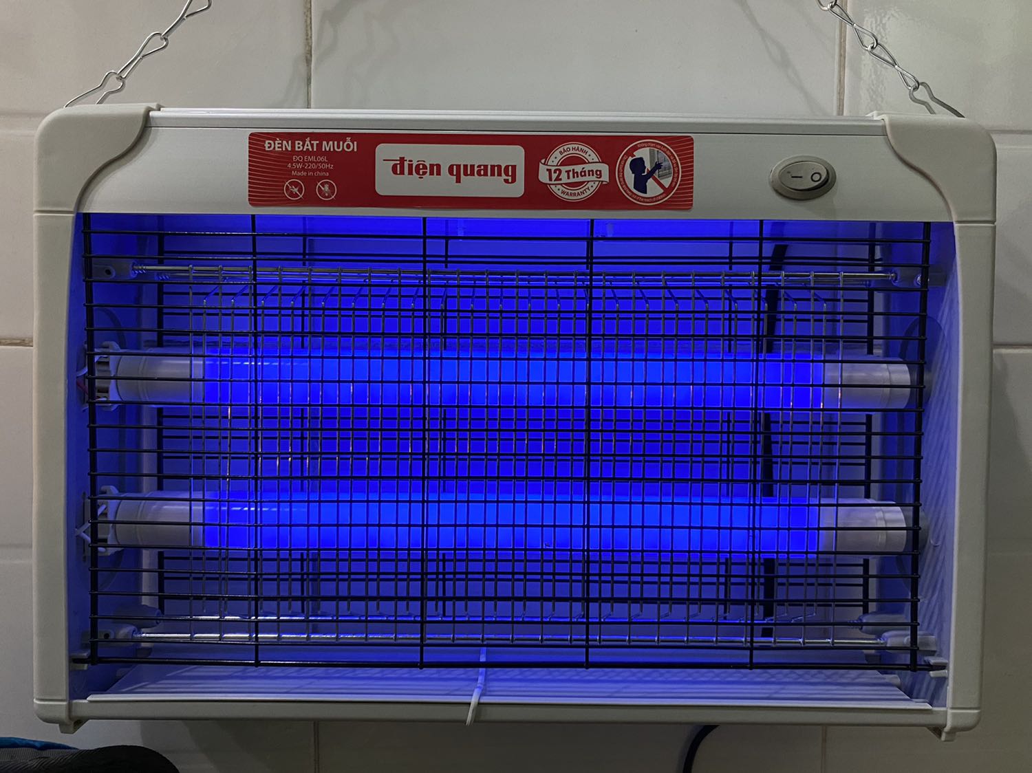 Đọc mấy rì-diu 1 sao của các bạn bảo mua về xài mà chả diệt được con muỗi nào mà hãi quá nhưng vẫn đắn đo đặt mua 02 cái để xài thử xem sao.

Kết quả cũng không đến nỗi nào: Nhận hàng buổi sáng, buổi trưa cắm thử và buổi chiều ghi nhận 1 đồng chí muỗi và 2 đồng chí ruồi giấm đã hy sinh.

Kết luận: Đèn có công suất 4.5W thôi, có thể diệt được muỗi và ruồi (quan trọng là vị trí để đèn), có thể kết hợp làm đèn ngủ.

Chỉ có một thắc mắc là Công ty Điện Quang là của Việt Nam 100% mình nhưng sao sản phẩm này lại sản xuất tại Trung Quốc (Made in China) là thế nào nhỉ?