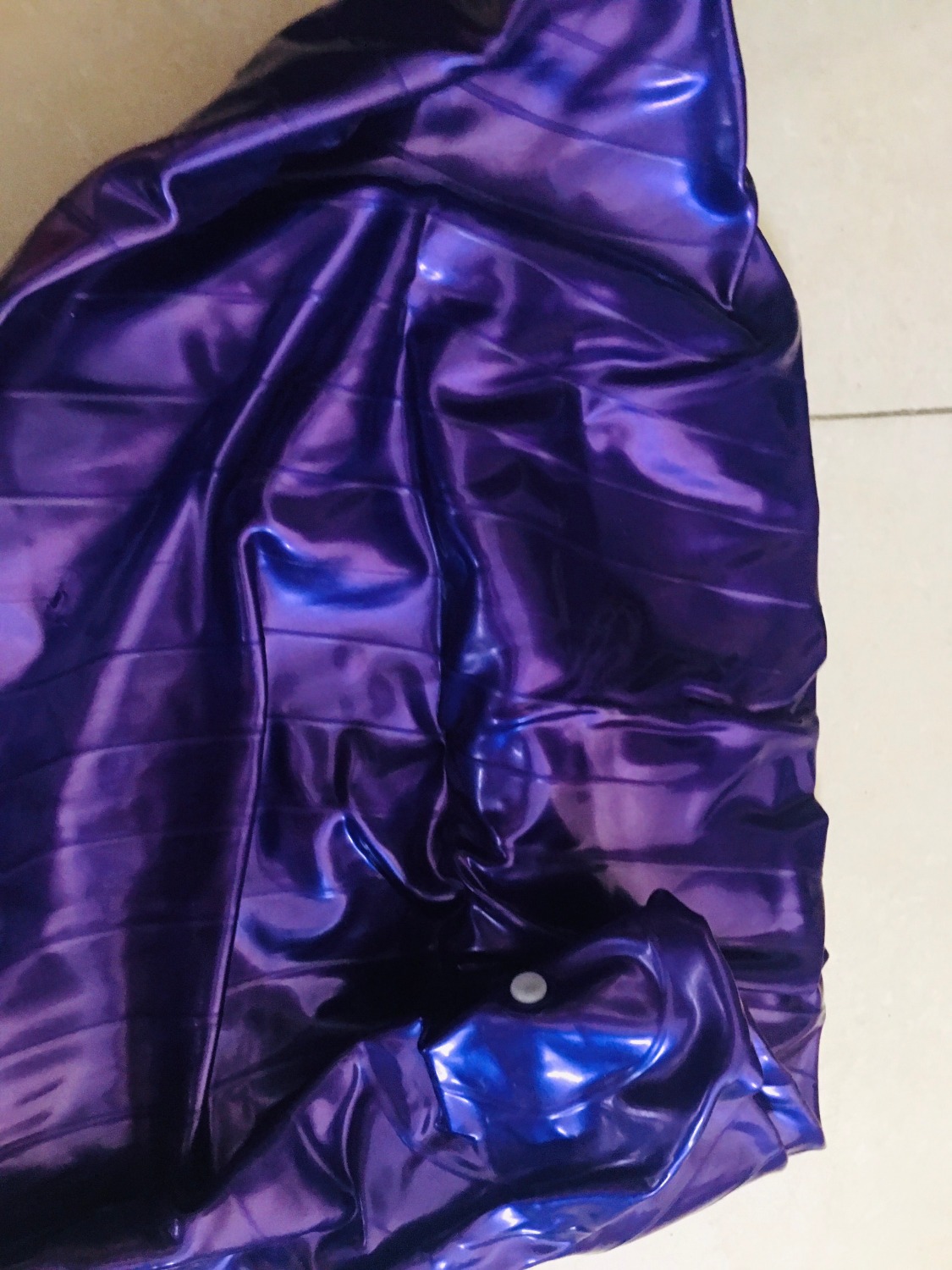 Da bóng khá dày, đàn hồi tốt, màu sắc tím ổn màu, ko bị dây, bị loang như hàng mua bên ko thương hiệu lần trước. bóng đúng chuẩn 75cm, đúng mô tả. cảm ơn midoctor