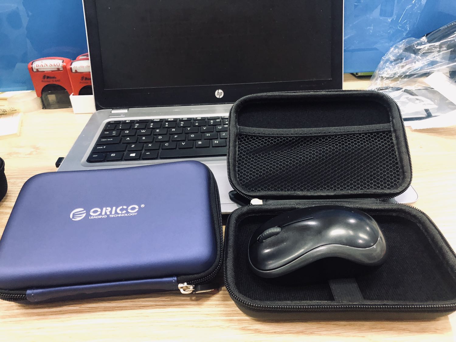 Sản phẩm chỉ ở mức độ khá, ở phần dây kéo có hiện tượng bị nhúm lại, không cứng và không giữ được độ cứng theo chiều thẳng đứng. Nhận hàng còn nguyên seal nhưng đặt 2 cái màu đen lại giao 1 màu đen và 1 màu xanh tím (như hình). Kiểm tra thì biết shop chỉ còn 1 cái màu đen nên giao cho mình 1 màu đen và 1 màu xanh tím (vì mình vào thử đặt tiếp 1 cái màu đen thì shop báo đã hết màu đen). Tiki giao hàng nhanh hơn dự kiến và lần đầu tiên thấy có bọc tấm bong bóng giảm sock. Tóm lại, chỉ tạm ổn trong tầm giá và cũng không đòi hỏi cao hơn được!