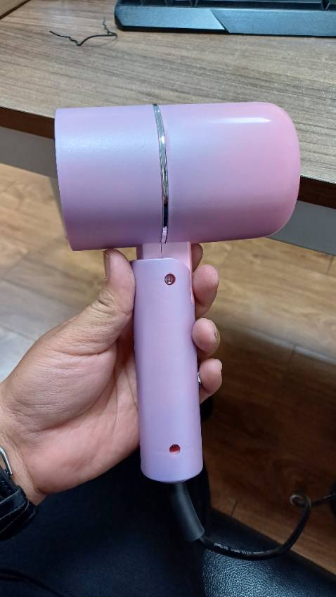 Cầm rất nhẹ tay, chất liệu nhựa có cảm quan không được tốt nhìn nó mỏng manh như nào. Không biết xài được bao lâu.