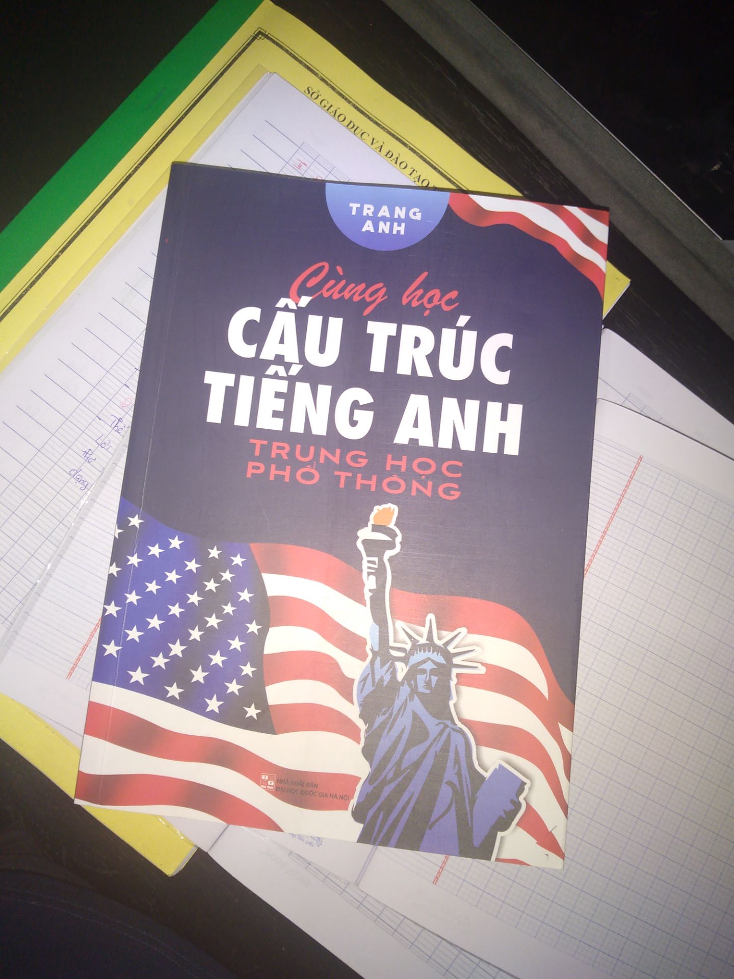 sách đẹp lắm, giao nhanh. về nội dung thì nó chỉ khái quát những câu trúc, còn muốn ôn kĩ hơn thì mọi người nên ghi chú lại và luyện tập thêm