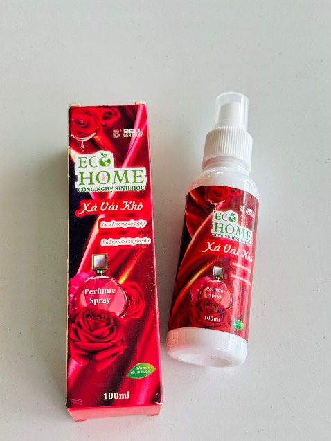 Mình mua lại lần 2 rồi vẫn thích màu đỏ nha. Hương quyến rũ nhẹ nhàng như nước hoa. Giá mềm mà sử dụng lâu. Mình nhác xả vải nên xịt cái này đi làm mỗi ngày. Xịt 1 ít thôi là dc