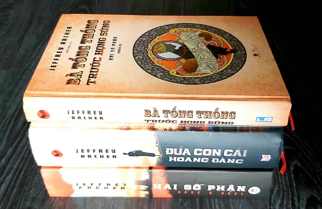 "7 giờ 30 phút một tối nọ, FBI nhận được thông tin về âm mưu ám sát bà Tổng thống. Đến 8 giờ 30 phút, có năm người biết được những thông tin về âm mưu ám sát. 9 giờ 30 phút, bốn người trong số họ bị giết. Người duy nhất còn sống, đặc vụ FBI Mark Andrews, biết về thời điểm bọn sát thủ sẽ hành động và biết được âm mưu này có liên quan đến một vị Thượng Nghị sĩ, còn về địa điểm, cách thức hay điều quan trọng nhất là danh tính bọn chúng, anh đều không biết gì. Anh chỉ có sáu ngày để tìm ra kẻ chủ mưu. Trong sáu ngày đó, anh không có thời gian để lãng phí, không được để lại dấu vết, và không được tin tưởng bất kỳ ai. Anh chỉ có sáu ngày để ngăn chặn thứ đang đe dọa sự an nguy của Tổng thống. Một từ không đúng, một bước đi sai lầm, và cả một quốc gia lẫn giấc mơ hoài bão sẽ sụp đổ."
Mình hài lòng về chất lượng sách và dịch vụ Tiki. Giá hợp lý (80k), sách chính hãng, TikiNOW giao trong vòng 2h sau khi đặt sách. Nhân viên giao hàng luôn  vui vẻ và thân thiện. Like & Thanks!