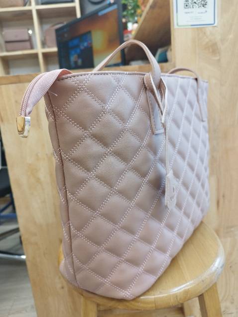 Túi xinh quá shop ạ . Bên ngoài đẹp hơn trong hình nhìu . Chất da mềm và mịn lắm ạ .cảm ơn shop  .mình sẽ luôn ủng hộ shop ạ ....