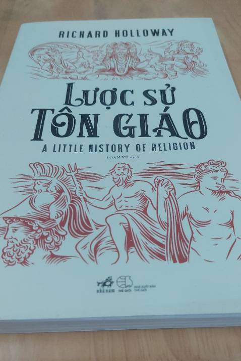 Là một sản phẩm thuần túy của con người, lịch sử tôn giáo gắn liền với lịch sừ loài người, một lịch sử có tính biện chứng. Hollowway dẫn dắt chúng ta đi qua một chặng đường dài lịch sử hình thành, phát triển và “hồi kết” cuả tôn giáo. Trải qua quá trình lịch sử với rất nhiều thăng trầm tôn giáo nói chung đã đi từ chỗ thế tục với những tín ngưỡng dân gian thờ phượng đa thần phát triển thành thứ tôn giáo độc thần hay vô thần siêu nhiên đầy tính kinh viện, huyền bí. Với sự phát triển mạnh mẽ của văn minh nhân loại, tôn giáo ngày nay có xu hướng trở về gần hơn với đại chúng, một thứ tôn giáo phi siêu nhiên: “ Tôn giáo con người”.