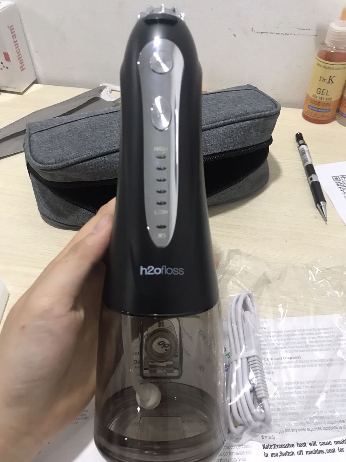 Giao hàng đóng gói chắc chắn. Tiki thì đảm bảo chính hãnh giá mềm. Vòi xịt 5 mức độ okie. Đã ***. Phù hợp với giá tiền. Tuy nhiên mới *** 4 tháng mà máy đang bị lỗi pin xài đc vài giây lag tắt chắc phải mua máy mới :(((